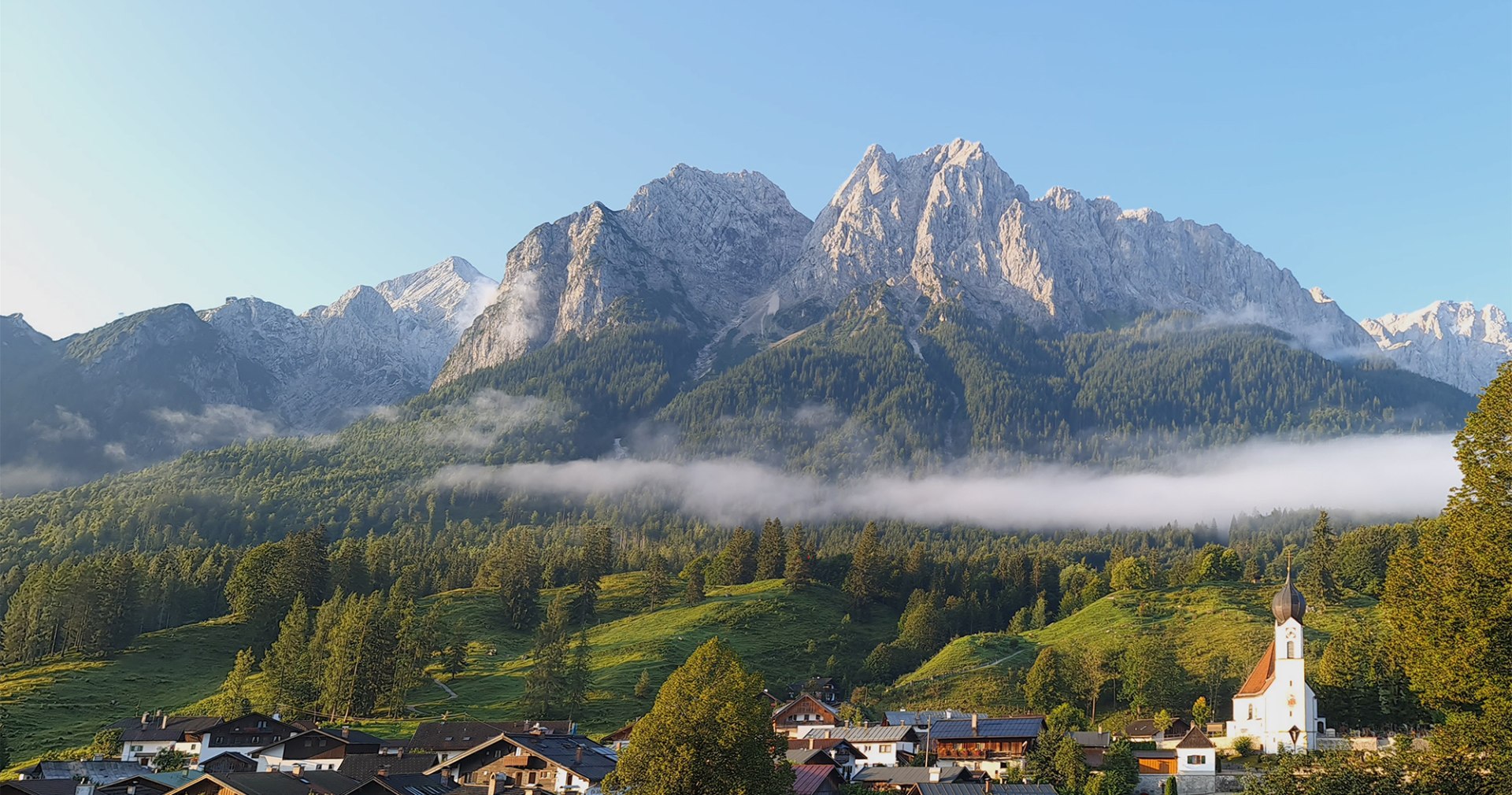 Grainau mit Kirche, Hintergrund Alpspitze bis Zugspitze, © Gemeinde Grainau / E. Reindl