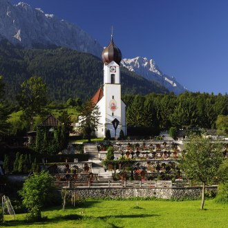 Kirche St. Johannes der Täufer, Grainau mit Bergfriedhof, © Touristinformation Grainau - Foto Ehn